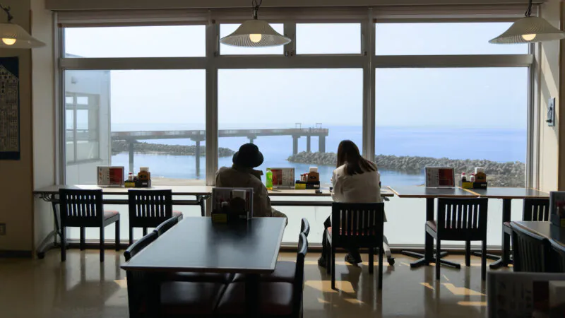 正面に海が見えるカウンター席