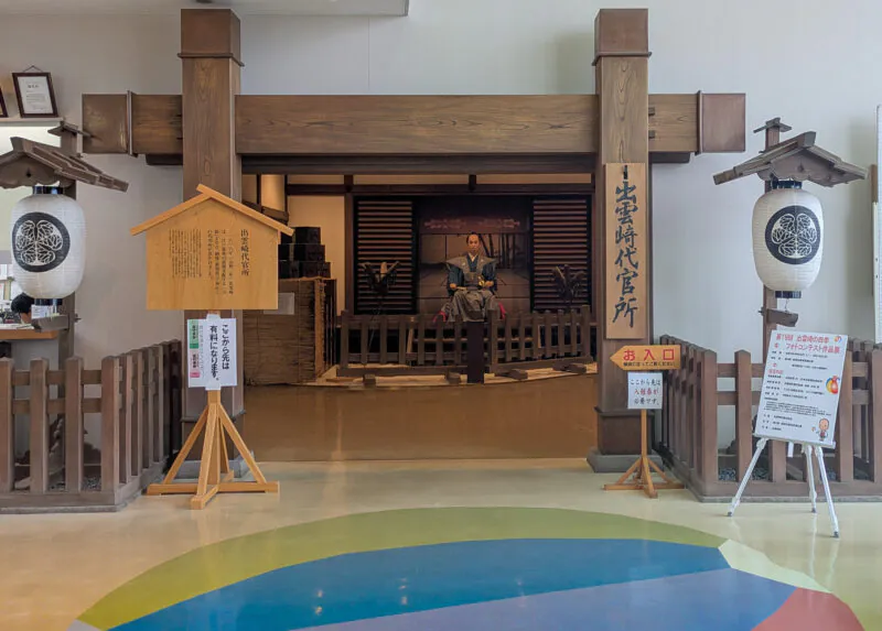 天領出雲崎時代館　入口ではお代官様がお待ちしています。